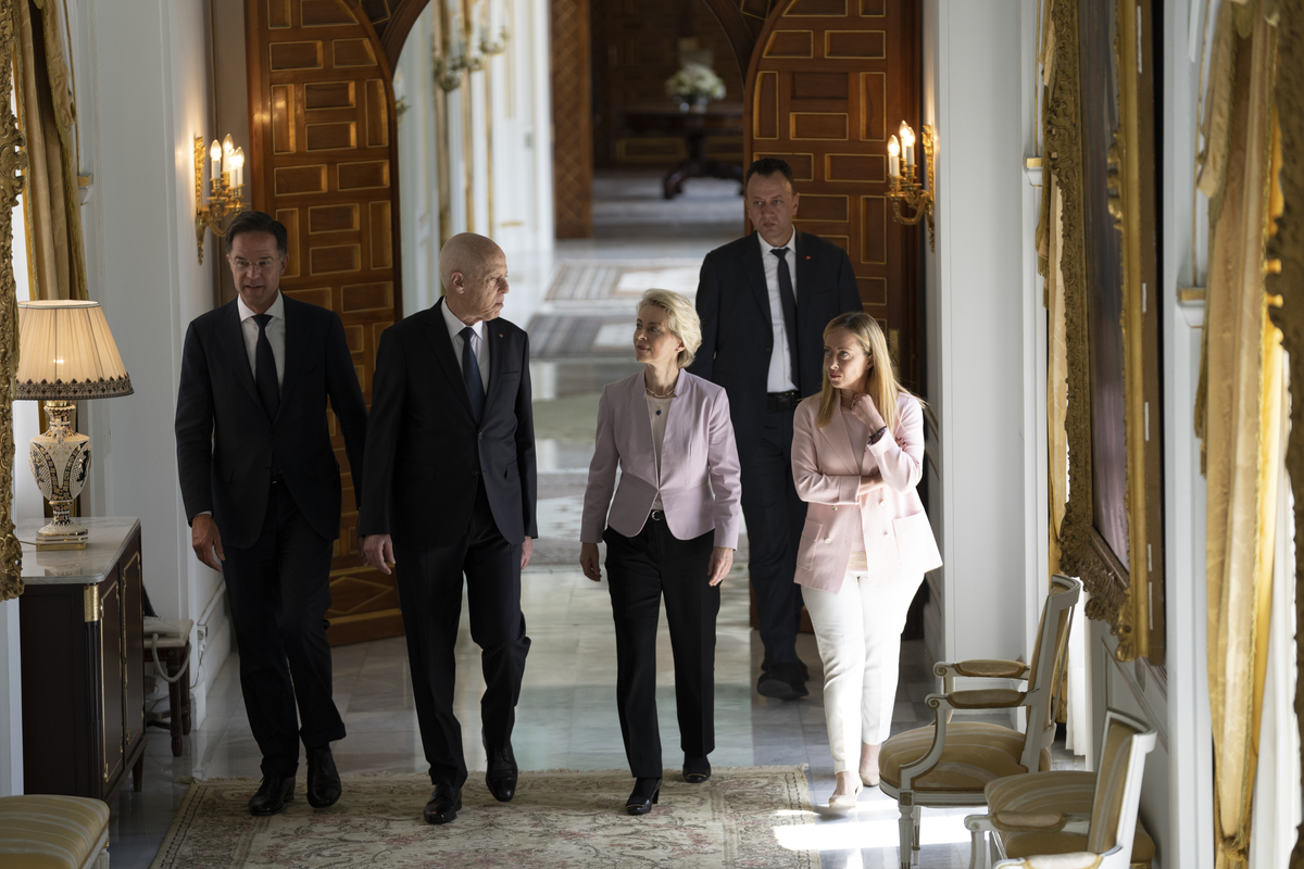 Migranti, Von der Leyen a Tunisi col portafoglio pieno: pronti 900 mln dall’Ue Migranti, Von der Leyen a Tunisi col portafoglio pieno: pronti 900 mln dall’Ue
