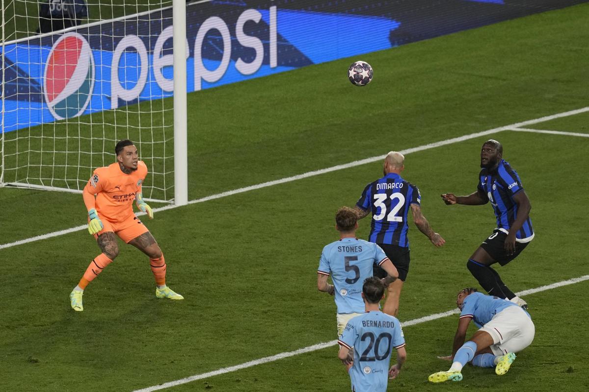 Inter addio Champions, DiMarco: “Abbiamo giocato alla pari col City” Inter addio Champions, DiMarco: “Abbiamo giocato alla pari col City”