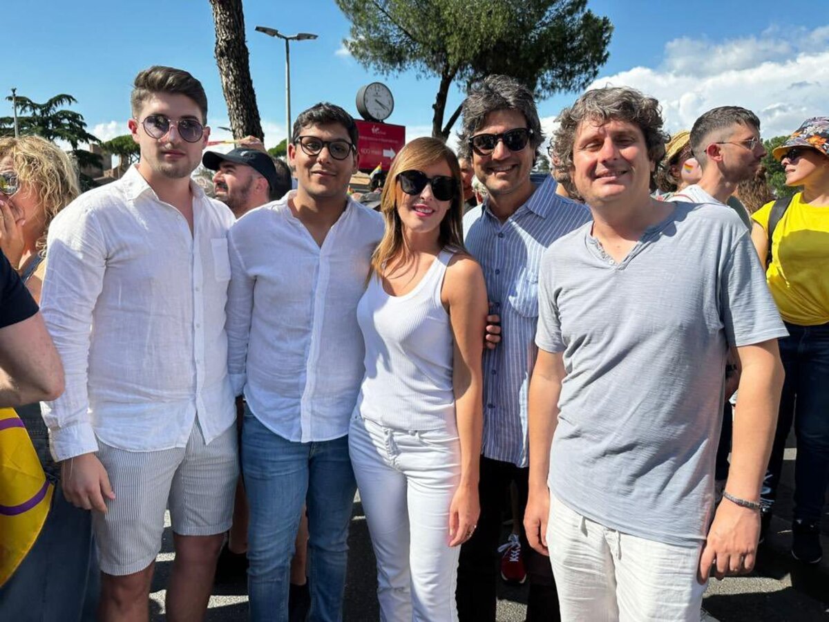 Roma Pride, dai politici in cerca di voti gay all’ironia più tagliente. FOTO Roma Pride, dai politici in cerca di voti gay all’ironia più tagliente. FOTO