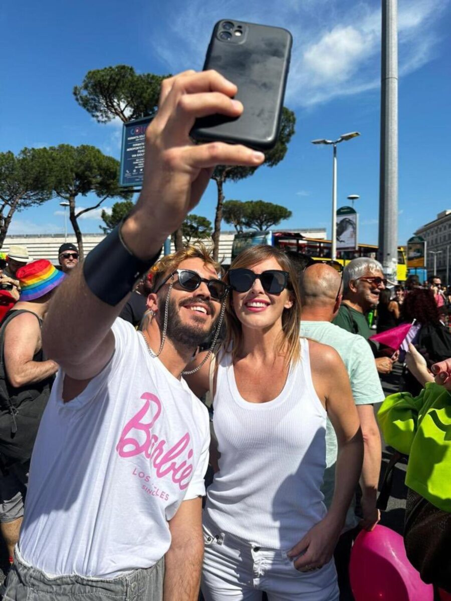 Roma Pride, dai politici in cerca di voti gay all’ironia più tagliente. FOTO Roma Pride, dai politici in cerca di voti gay all’ironia più tagliente. FOTO