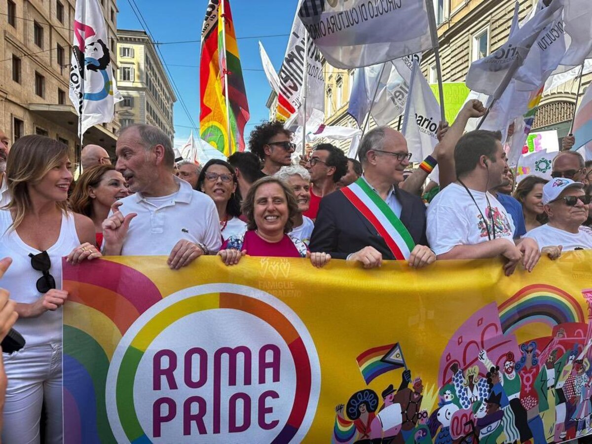 Roma Pride, dai politici in cerca di voti gay all’ironia più tagliente. FOTO Roma Pride, dai politici in cerca di voti gay all’ironia più tagliente. FOTO
