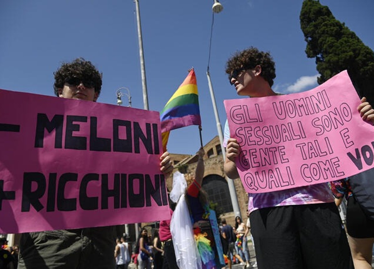 Roma Pride, dai politici in cerca di voti gay all’ironia più tagliente. FOTO Roma Pride, dai politici in cerca di voti gay all’ironia più tagliente. FOTO