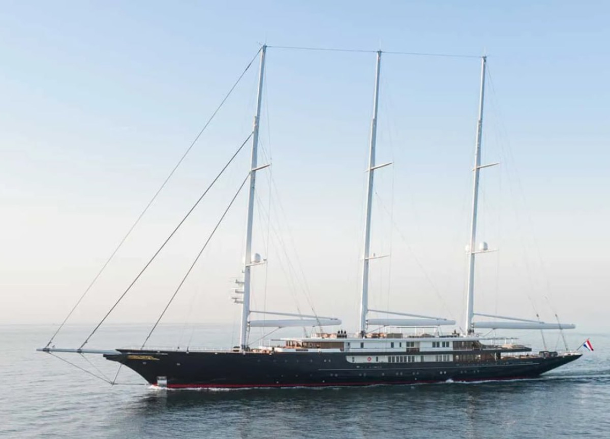 Jeff Bezos in Italia: avvistato a Paraggi (Liguria) con due yatch Jeff Bezos in Italia: avvistato a Paraggi (Liguria) con due yatch