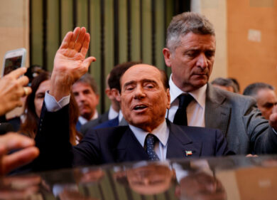 Morte Berlusconi, la Regione Lazio con le bandiere a mezz’asta. “Ciao Silvio”