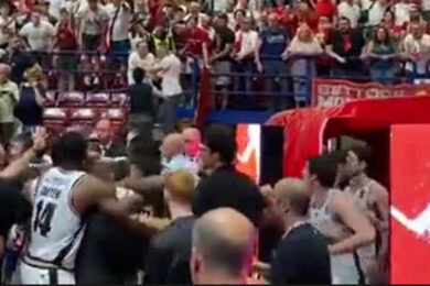 Virtus Bologna, caos tra giocatori e tifosi di Milano dopo gara-2. Video