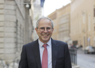 Crisanti: “Contrario ai funerali di Stato, inopportuno il lutto nazionale”