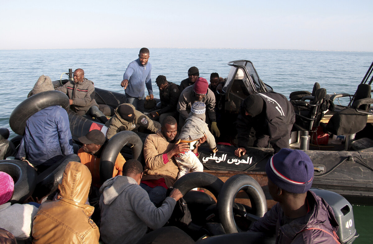 Migranti, la ong Sea Watch “disobbedisce” e sbarca 39 persone a Lampedusa Migranti, la ong Sea Watch “disobbedisce” e sbarca 39 persone a Lampedusa