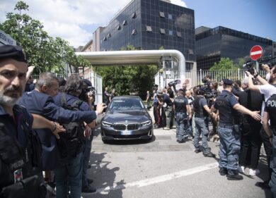 Morte di Berlusconi, rubata l’attrezzatura alla troupe del Tg1