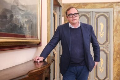 Tommaso Cerno parla di Berlusconi ma non si capisce quello che dice