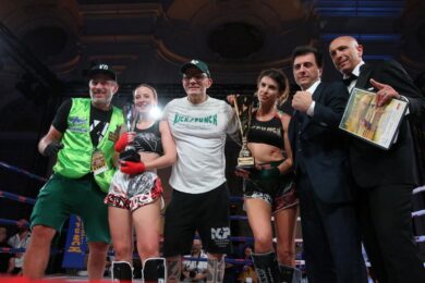 Canalis show: seducente sul divano (seno esplosivo) guerriera sul ring. FOTO