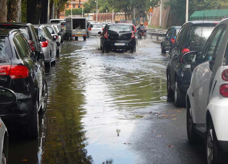 Nubifragio a Roma, blackout sulla metro A, cadono pannelli nella C. Pochi taxi Nubifragio a Roma, blackout sulla metro A, cadono pannelli nella C. Pochi taxi
