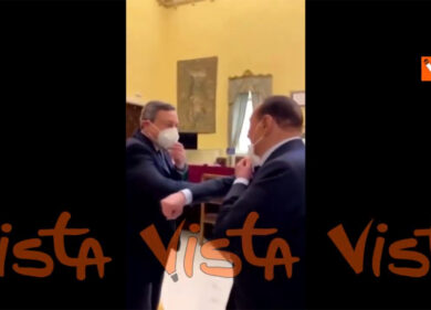 Berlusconi e Draghi, il saluto col gomito all’incontro: “Grazie di essere venuto”