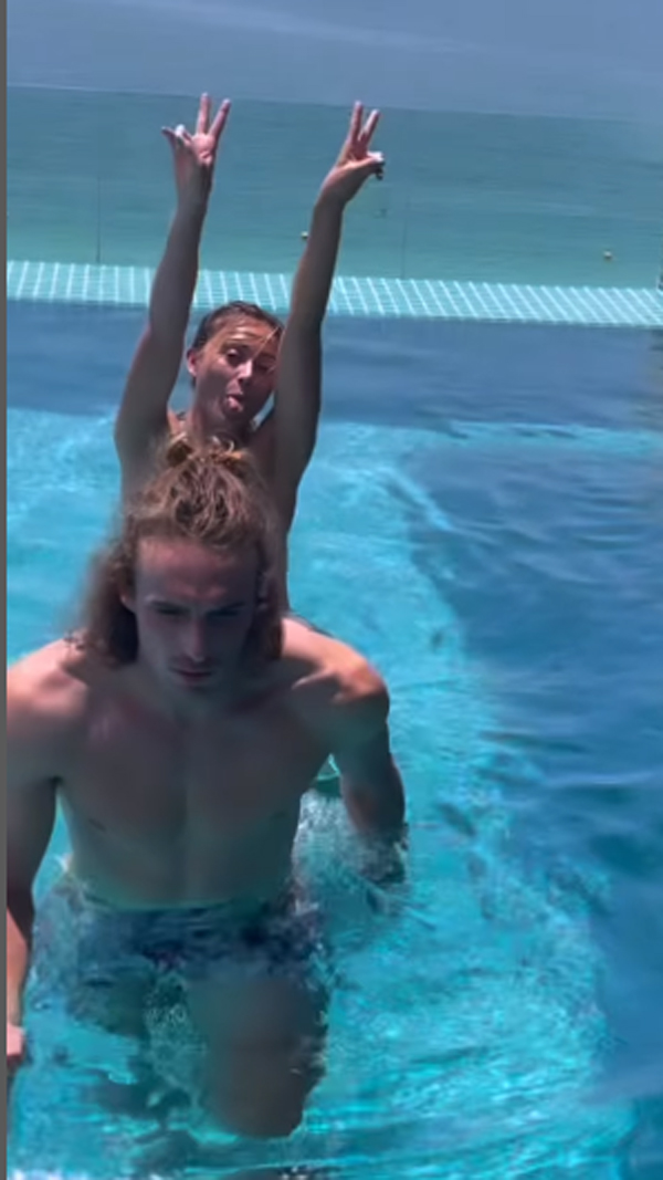 Paula Badosa e Tsitsipas, love story bollente in piscina tra le due tennis star del tennis