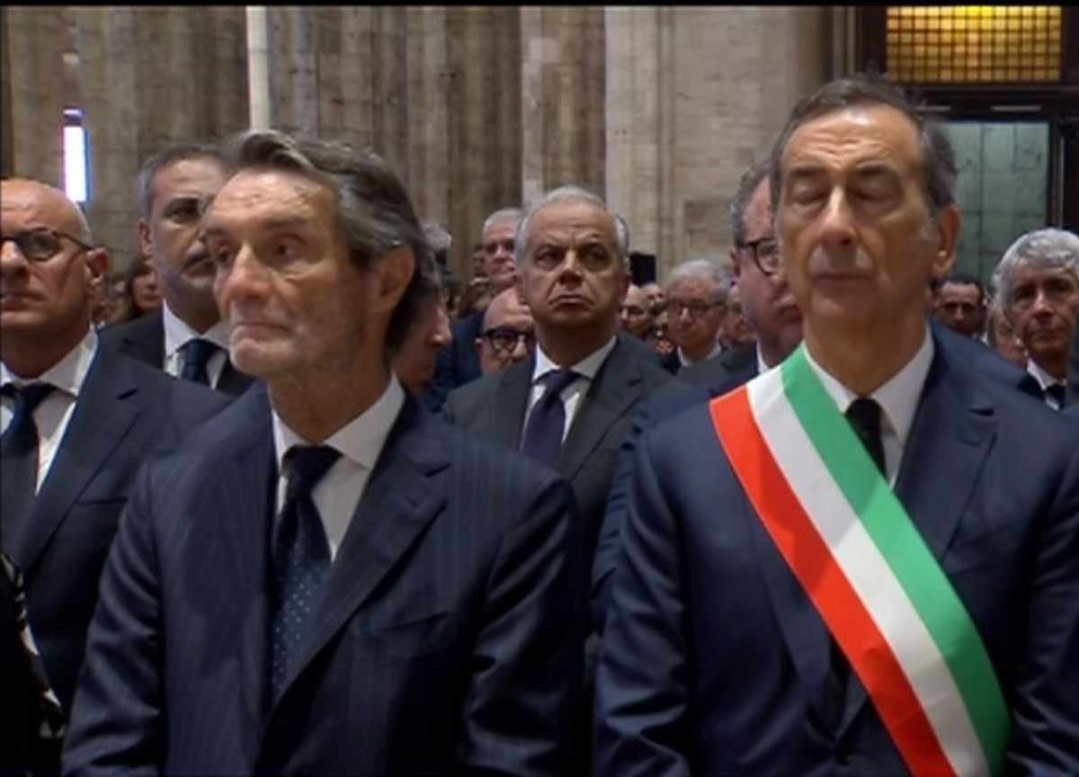 Berlusconi, funerali tra lacrime e cori. “E’ stato un uomo, ora incontra Dio”