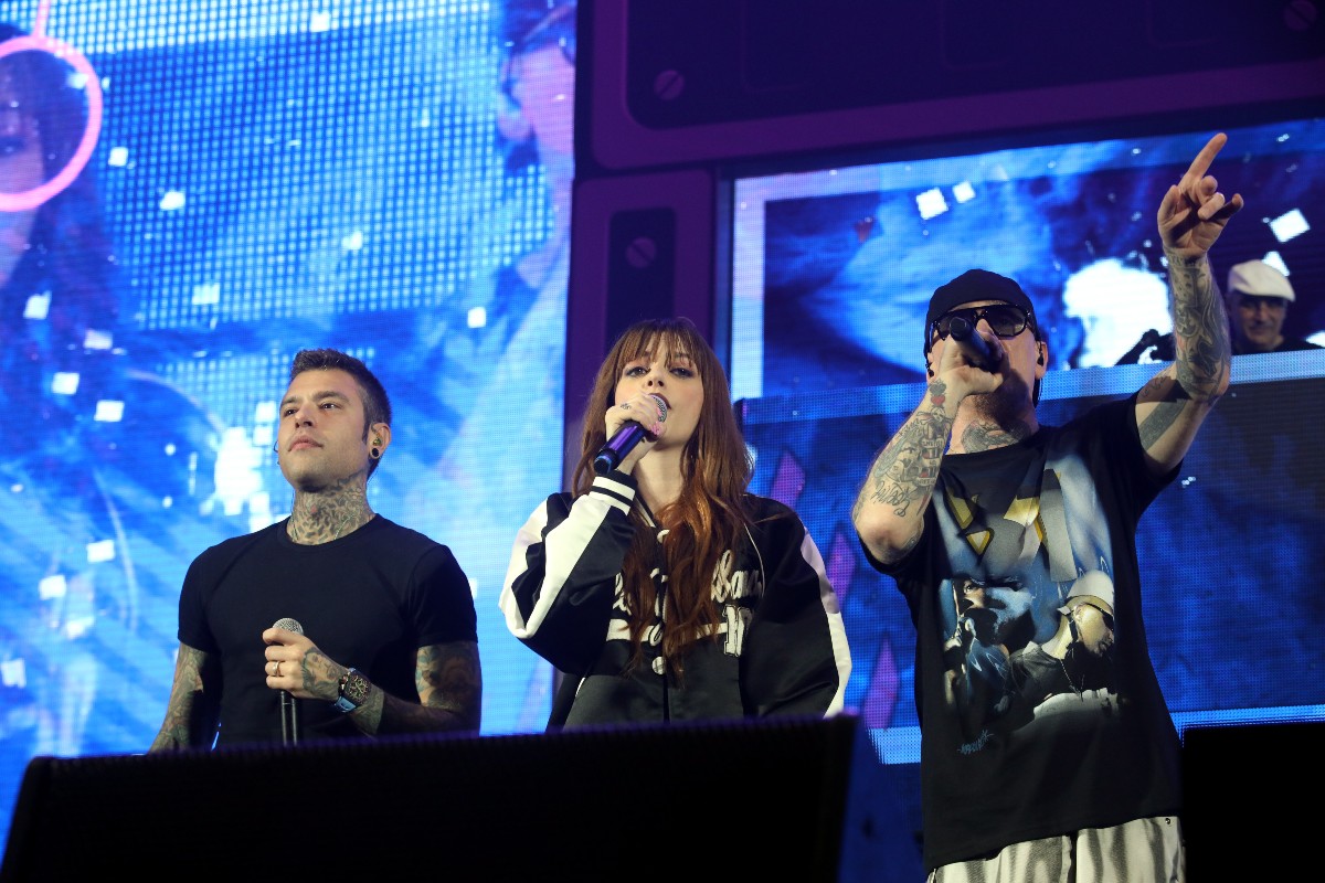 Annalisa ruba la scena a Fedez durante il concerto. Il video