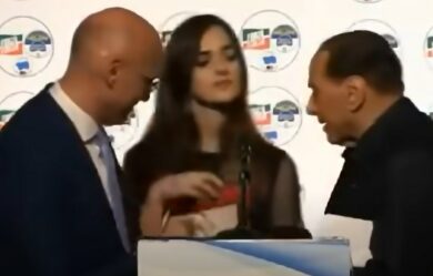 “Al regalo preferisco lei”, ma è la figlia del coordinatore FI: gag di Silvio