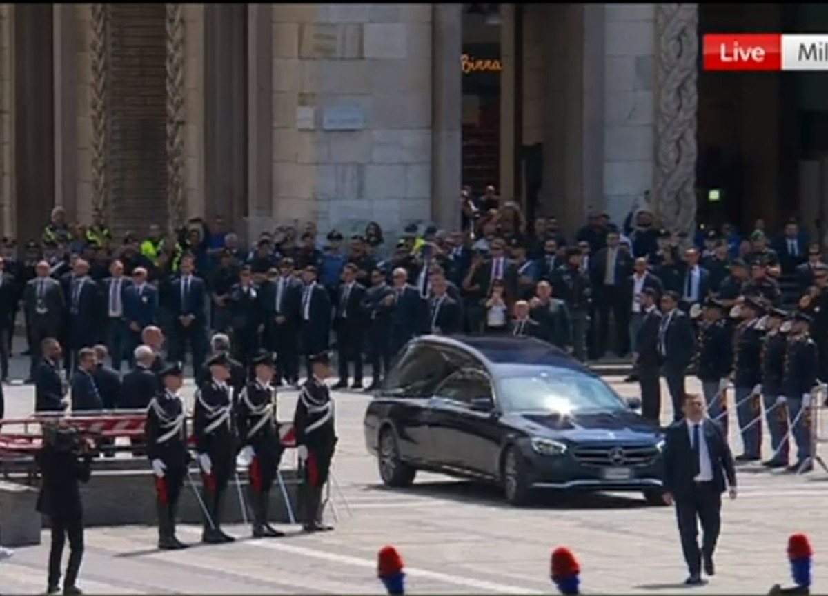 Berlusconi, funerali tra lacrime e cori. “E’ stato un uomo, ora incontra Dio”