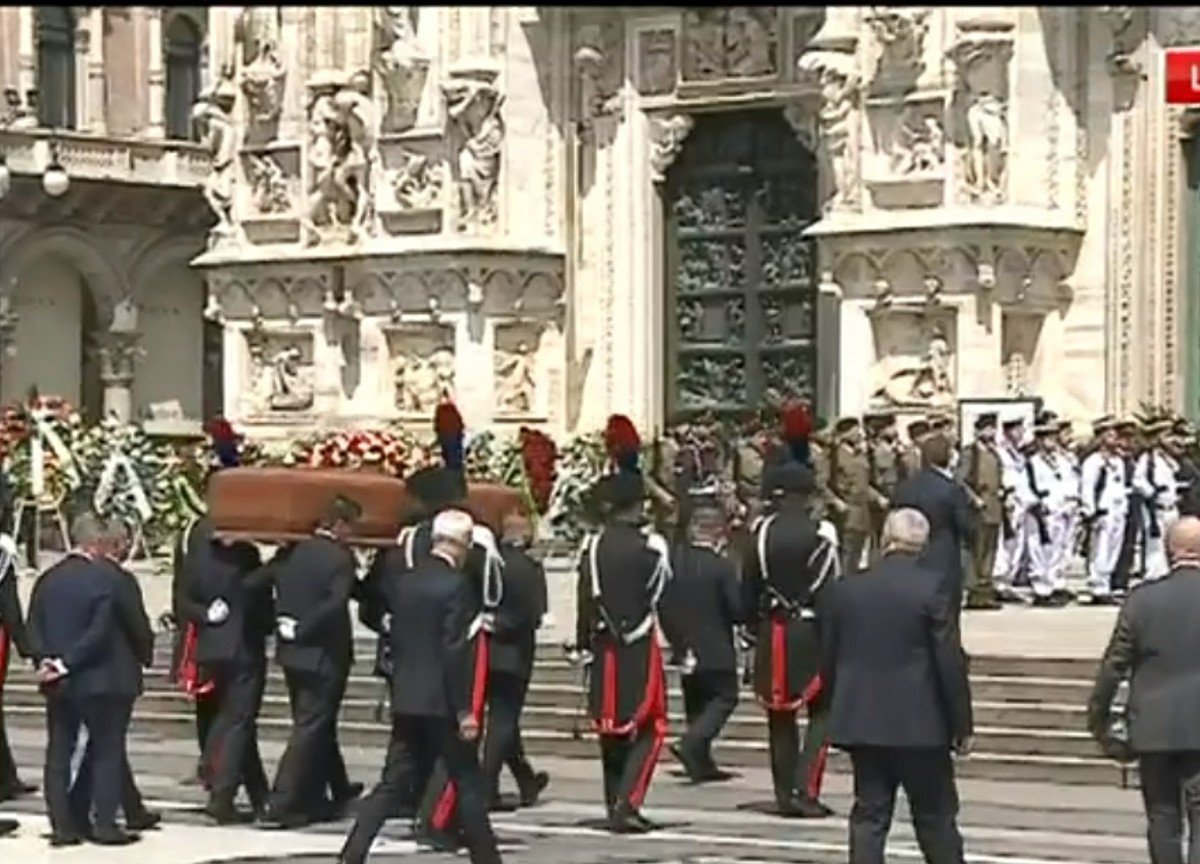 Berlusconi, funerali tra lacrime e cori. “E’ stato un uomo, ora incontra Dio”