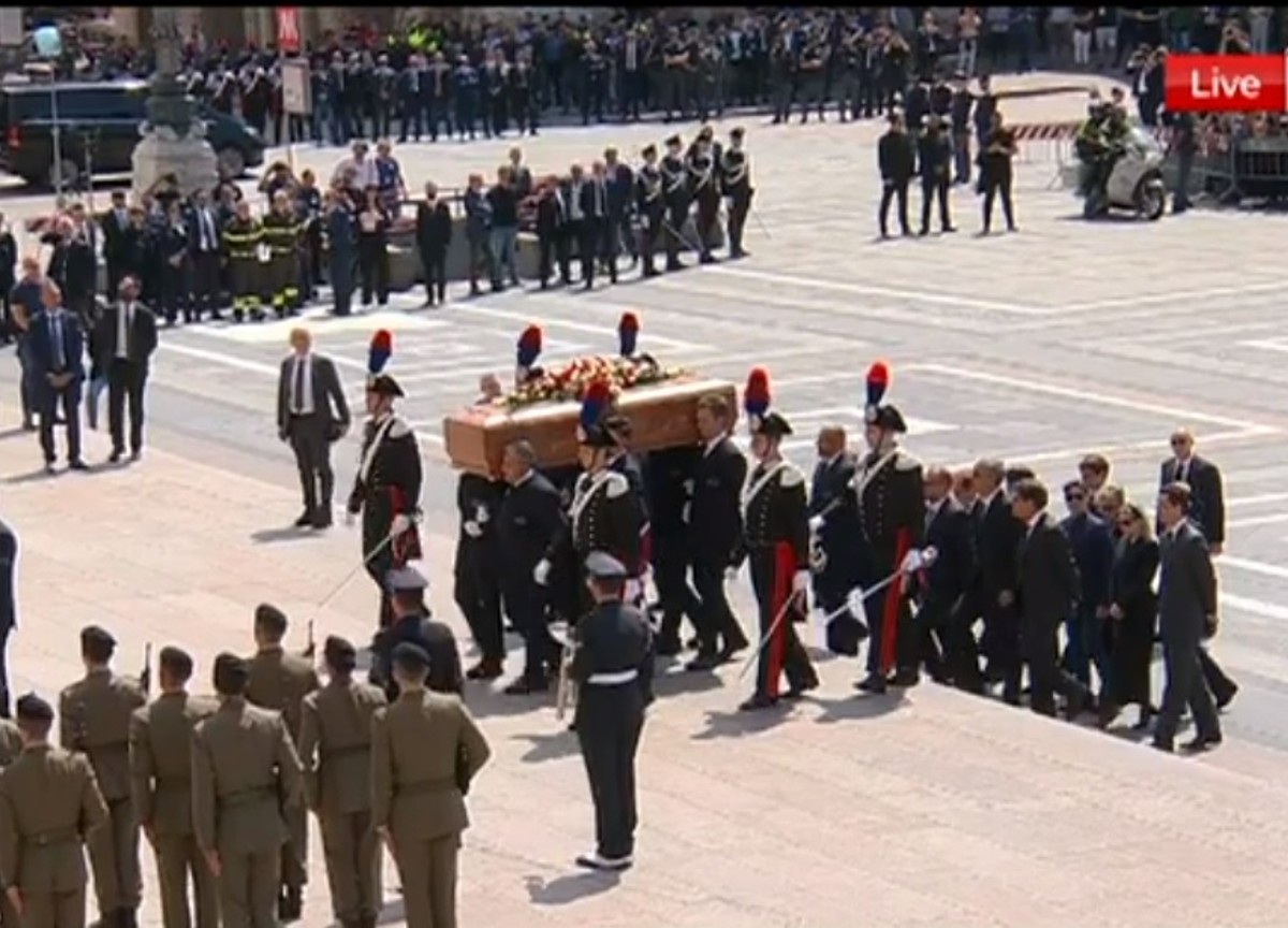 Berlusconi, funerali tra lacrime e cori. “E’ stato un uomo, ora incontra Dio”