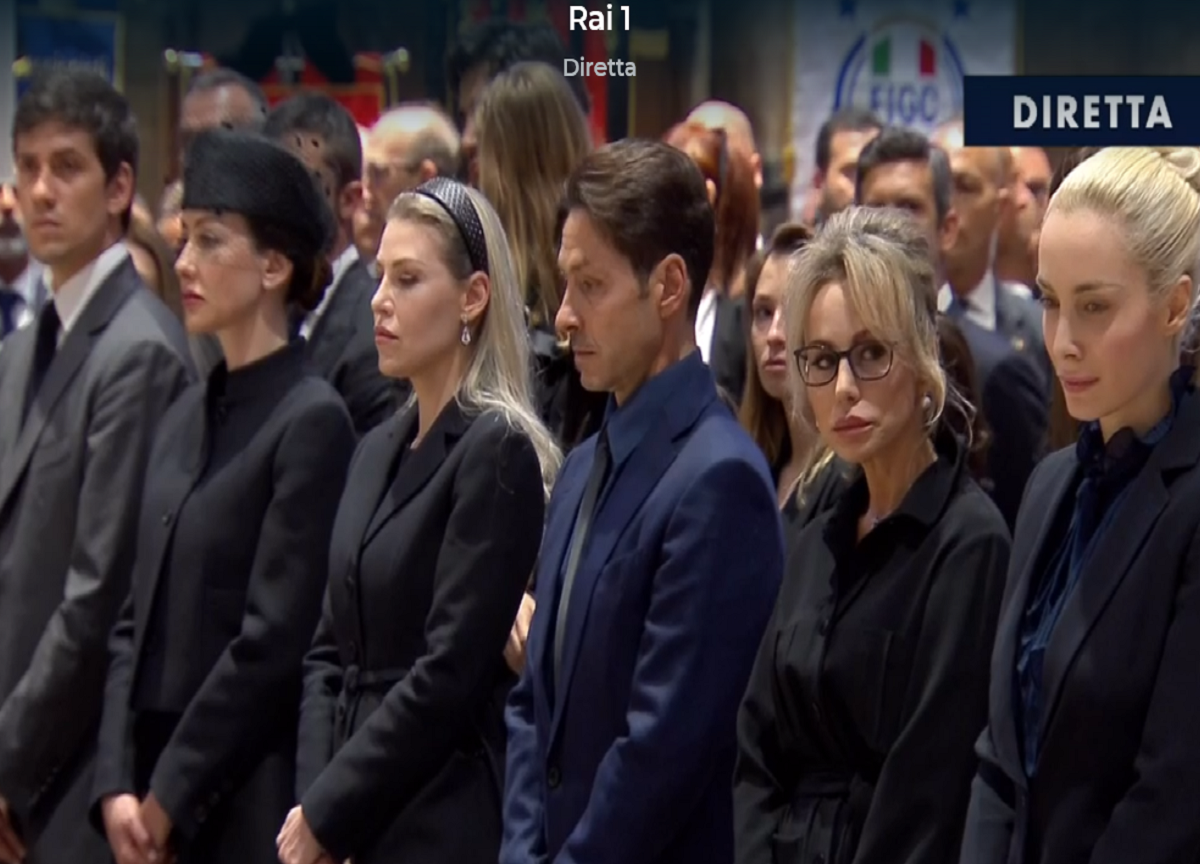 Berlusconi, funerali tra lacrime e cori. “E’ stato un uomo, ora incontra Dio”