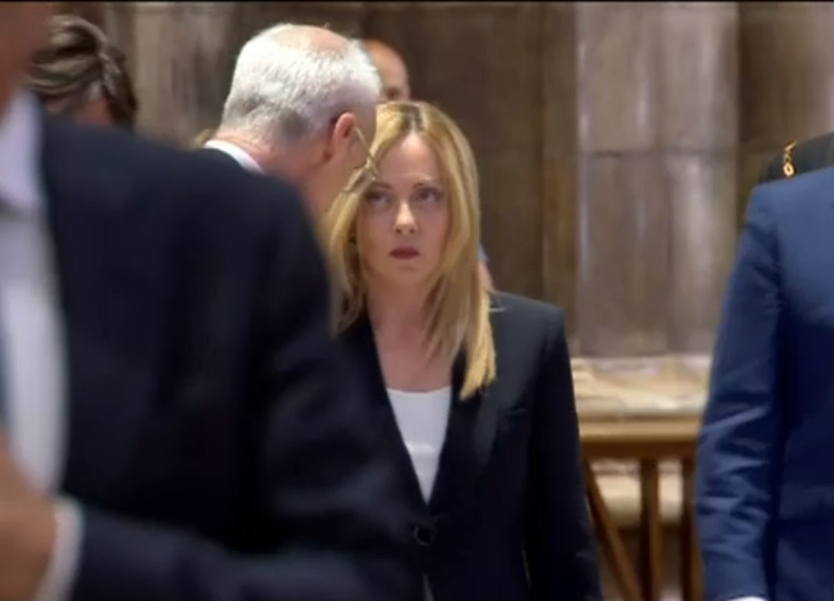 Berlusconi, funerali tra lacrime e cori. “E’ stato un uomo, ora incontra Dio”