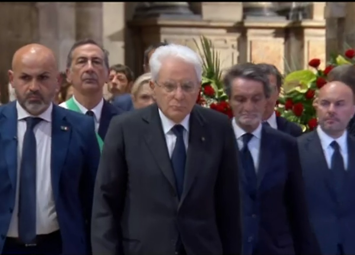 Berlusconi, funerali tra lacrime e cori. “E’ stato un uomo, ora incontra Dio”