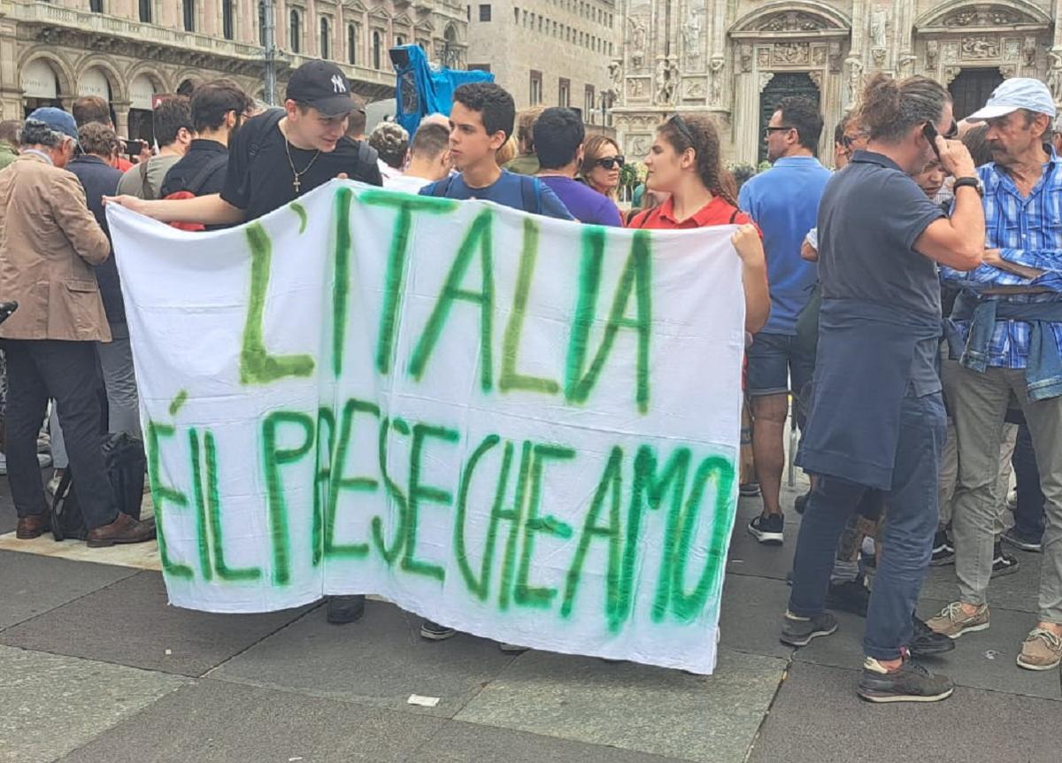 Berlusconi, funerali tra lacrime e cori. “E’ stato un uomo, ora incontra Dio”