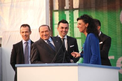 “Quante volte viene?”, quando Berlusconi diede lezioni pubbliche di galanteria