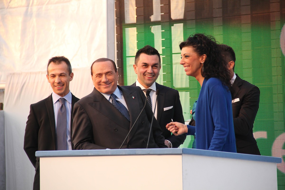 “Quante volte viene?”, quando Berlusconi diede lezioni pubbliche di galanteria “Quante volte viene?”, quando Berlusconi diede lezioni pubbliche di galanteria