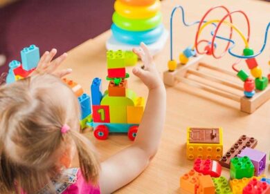 Bimba di 5 anni si imbuca a una festa ma la mamma dell’invitata la caccia