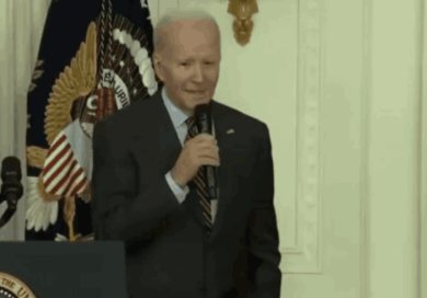 Usa, bufera su Biden per il topless della modella trans alla Casa Bianca