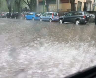 Bomba d’acqua su Roma: otto nubifragi in 24 ore. Strade allagate e danni