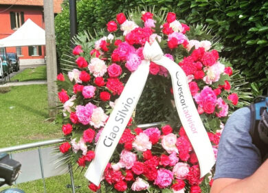 Anche le escort omaggiano Berlusconi, ma la corona di fiori viene rimossa