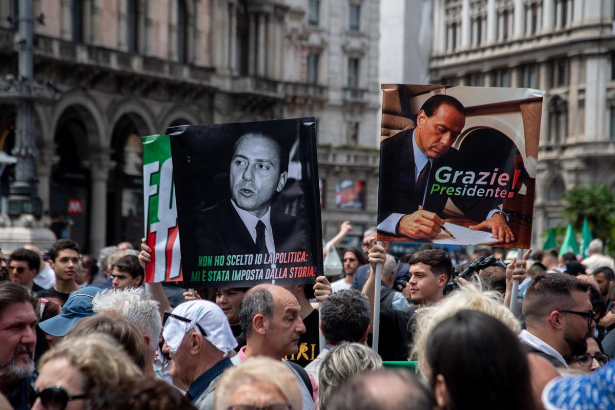 Marta Fascina, da quasi moglie a “vedova Berlusconi”: il giorno più triste Marta Fascina, da quasi moglie a “vedova Berlusconi”: il giorno più triste