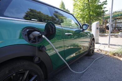 Auto elettrica esplode nella notte, terrore a Treviso