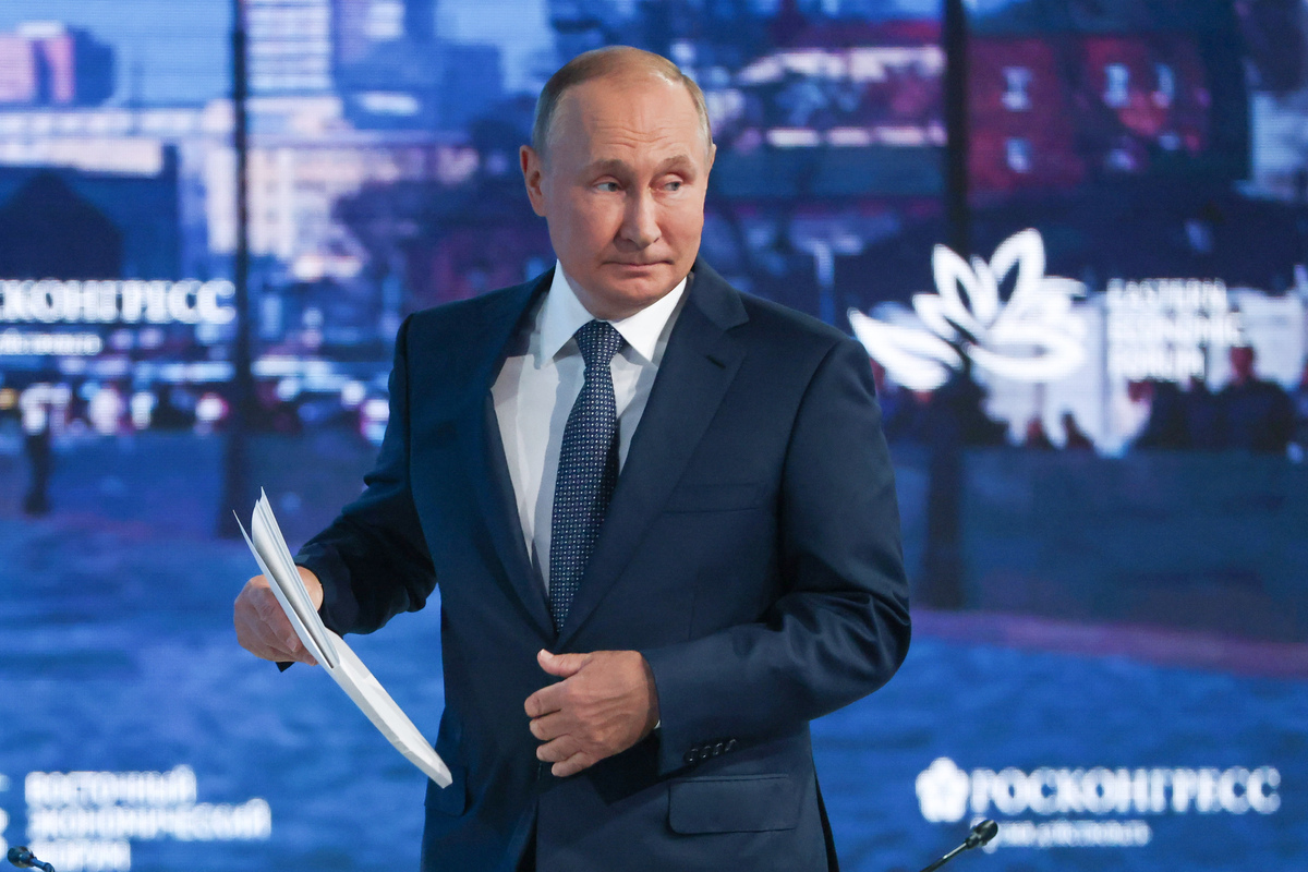 Putin vede rosa sul Pil 2023: +2%. Poi il minuto di silenzio per Silvio Putin vede rosa sul Pil 2023: +2%. Poi il minuto di silenzio per Silvio