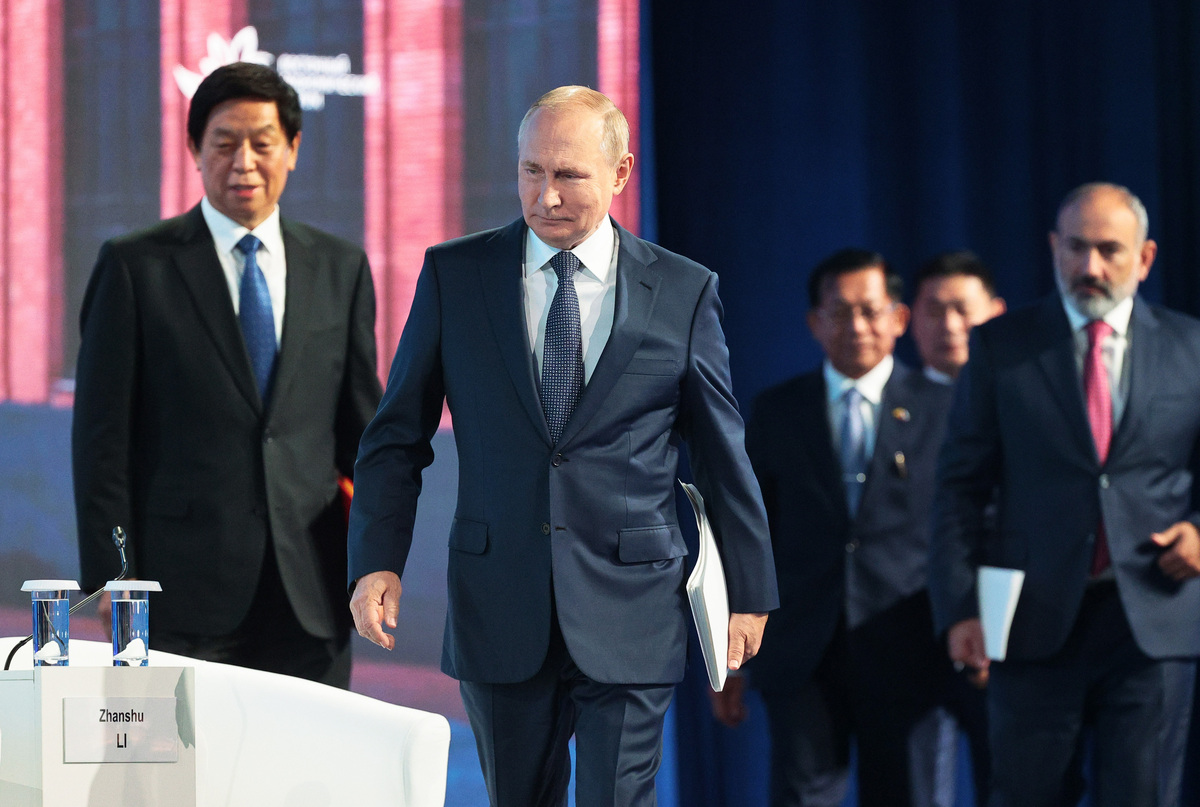 Putin vede rosa sul Pil 2023: +2%. Poi il minuto di silenzio per Silvio Putin vede rosa sul Pil 2023: +2%. Poi il minuto di silenzio per Silvio