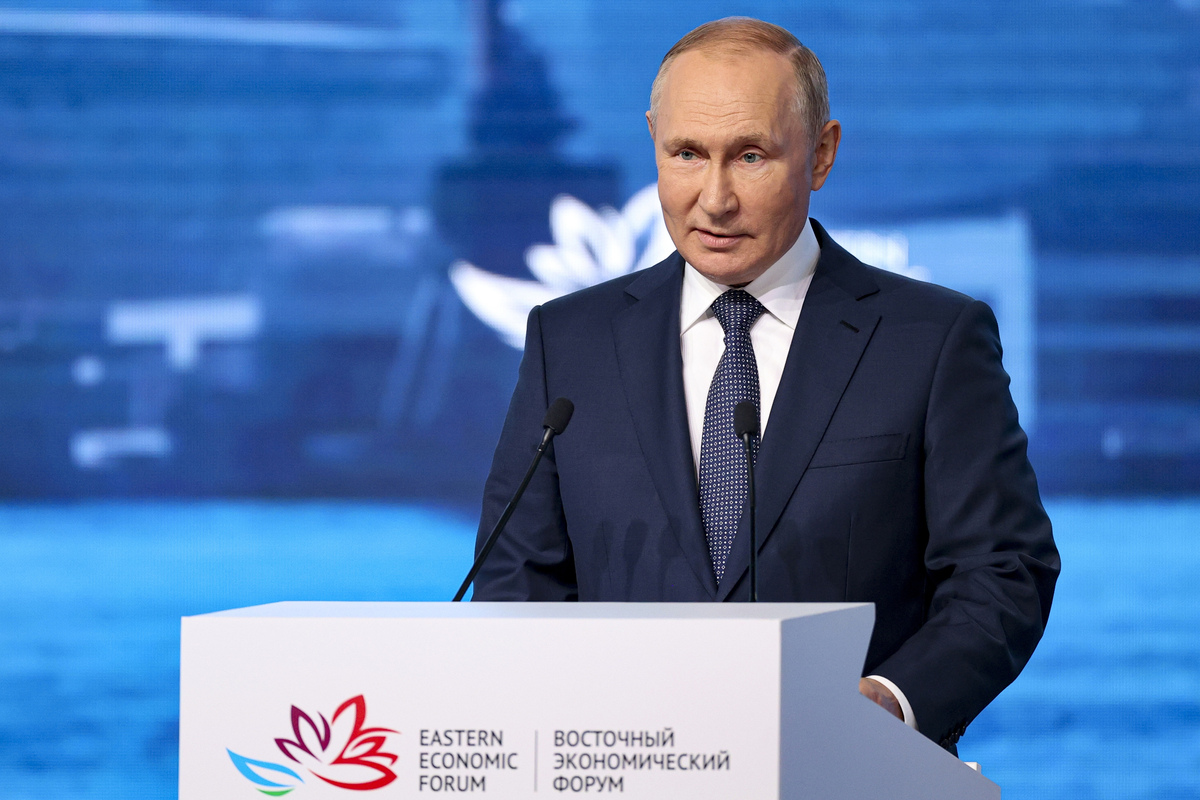 Putin vede rosa sul Pil 2023: +2%. Poi il minuto di silenzio per Silvio Putin vede rosa sul Pil 2023: +2%. Poi il minuto di silenzio per Silvio