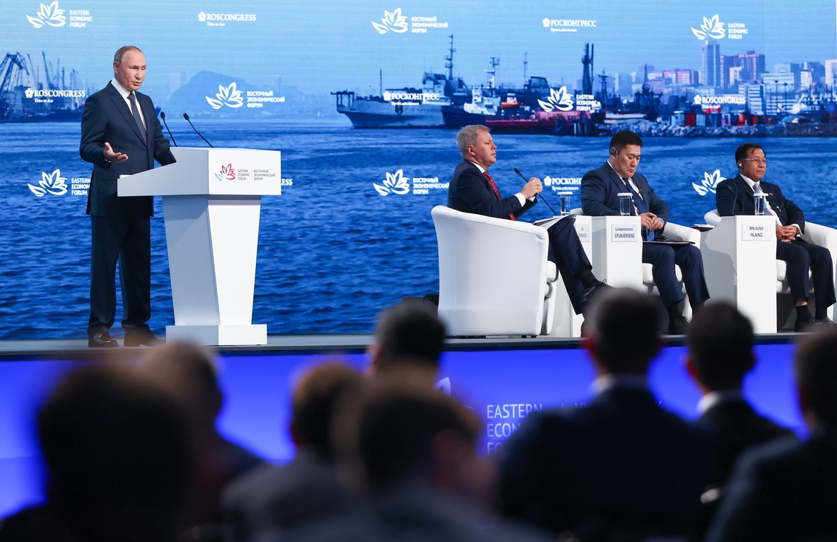 Putin vede rosa sul Pil 2023: +2%. Poi il minuto di silenzio per Silvio Putin vede rosa sul Pil 2023: +2%. Poi il minuto di silenzio per Silvio