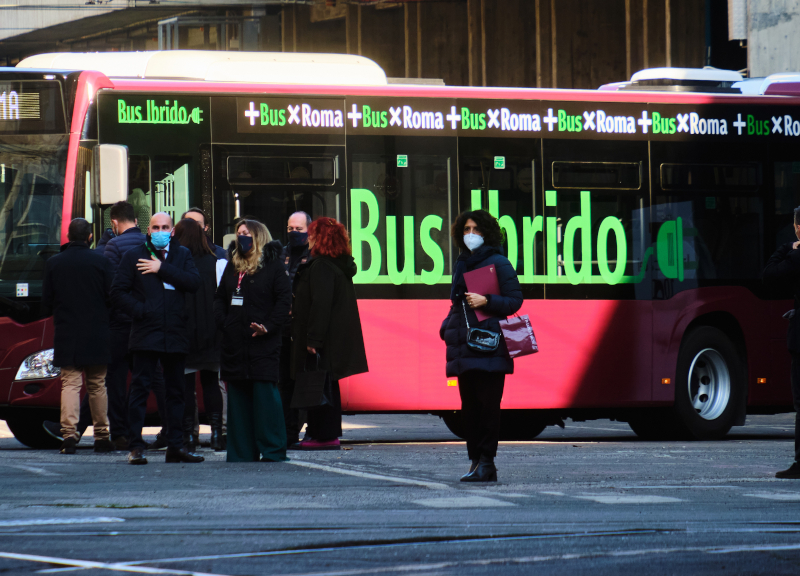 Roma, parte il rinnovo della flotta Atac: a luglio i primi autobus ibridi Roma, parte il rinnovo della flotta Atac: a luglio i primi autobus ibridi