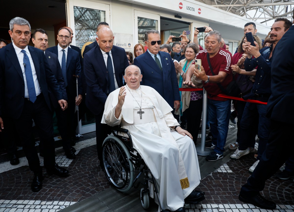 “Sono vivo”, Papa Francesco esce dall’ospedale dopo l’operazione all’addome “Sono vivo”, Papa Francesco esce dall’ospedale dopo l’operazione all’addome