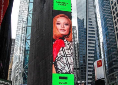 Raffaella Carrà regina di New York: a Times Square il poster in suo onore
