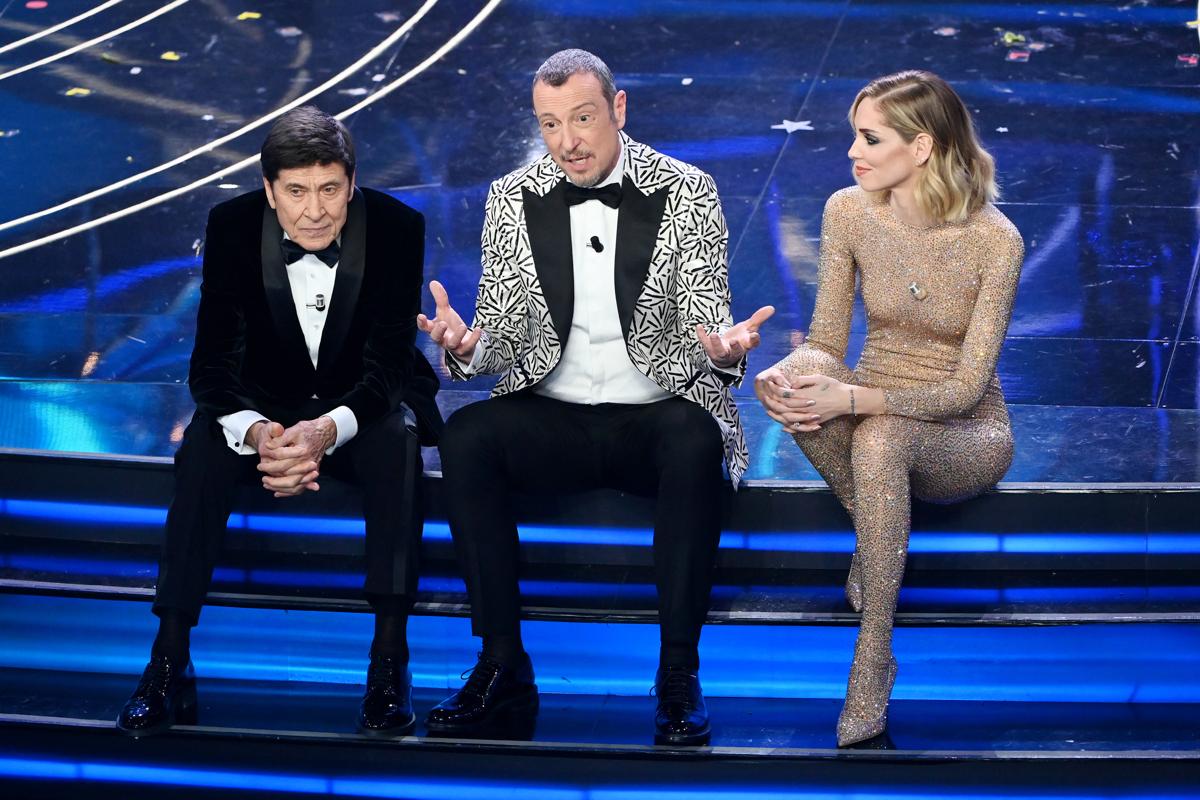 Sanremo, maxi-multa per gli spot occulti. Bufera su Amadeus: “Deve lasciare”