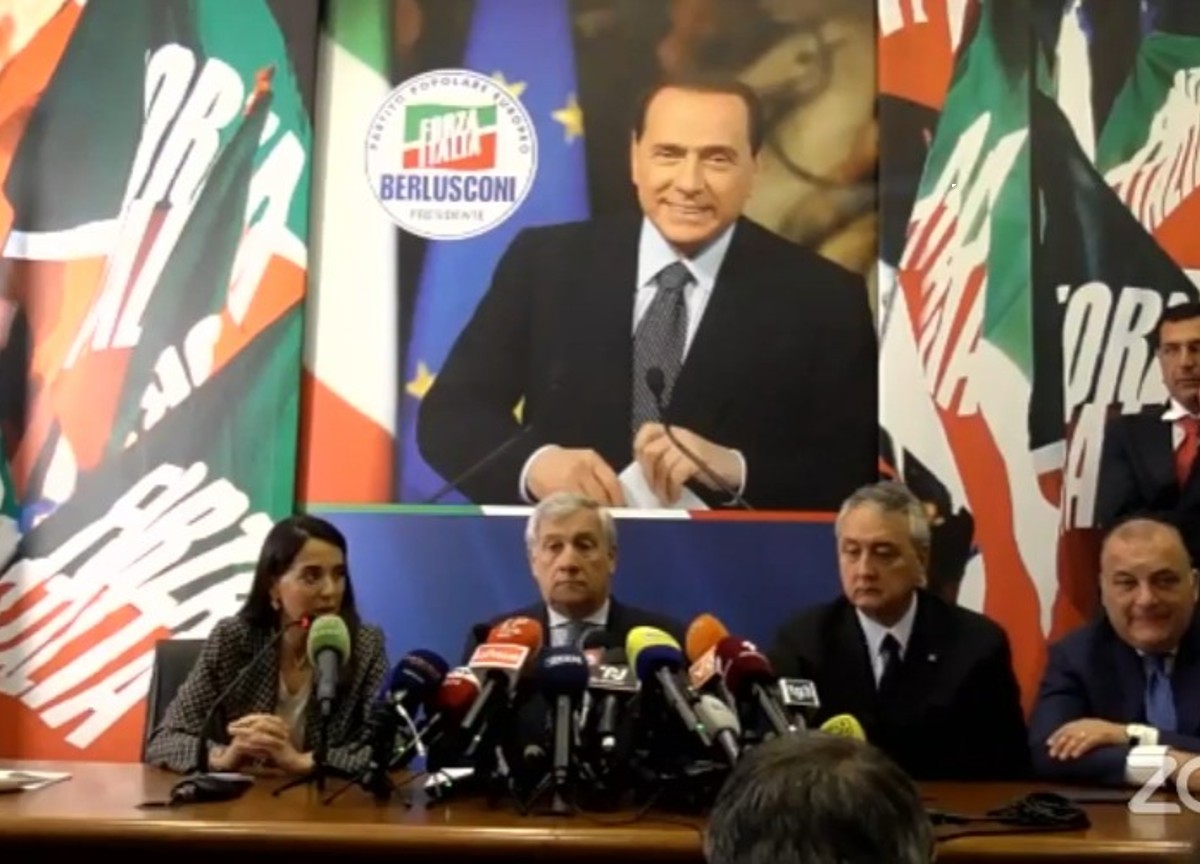 Tajani: “La famiglia vicina al partito. Me lo ha assicurato Marina Berlusconi” Tajani: “La famiglia vicina al partito. Me lo ha assicurato Marina Berlusconi”