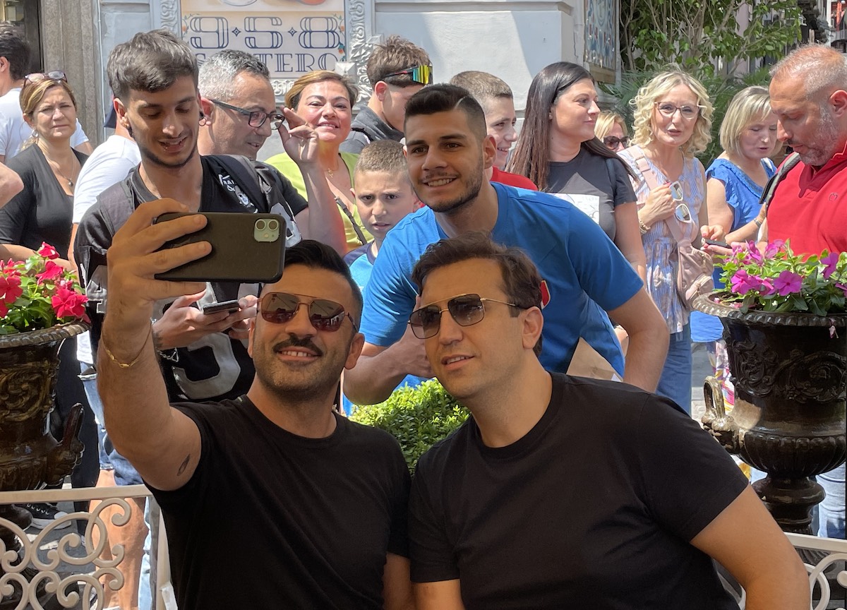Pio e Amedeo su Rtl102.5: bagno di folla in diretta da Napoli Pio e Amedeo su Rtl102.5: bagno di folla in diretta da Napoli