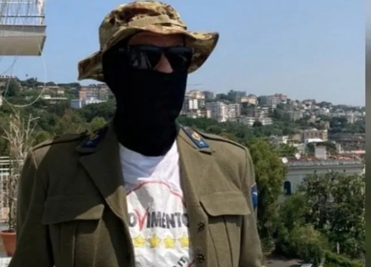La nuova provocazione di Grillo. Foto di un uomo col passamontagna La nuova provocazione di Grillo. Foto di un uomo col passamontagna