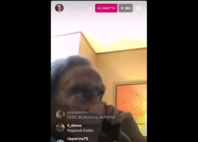 Funerali Berlusconi, Emilio Fede perseguitato al telefono. VIDEO CHOC