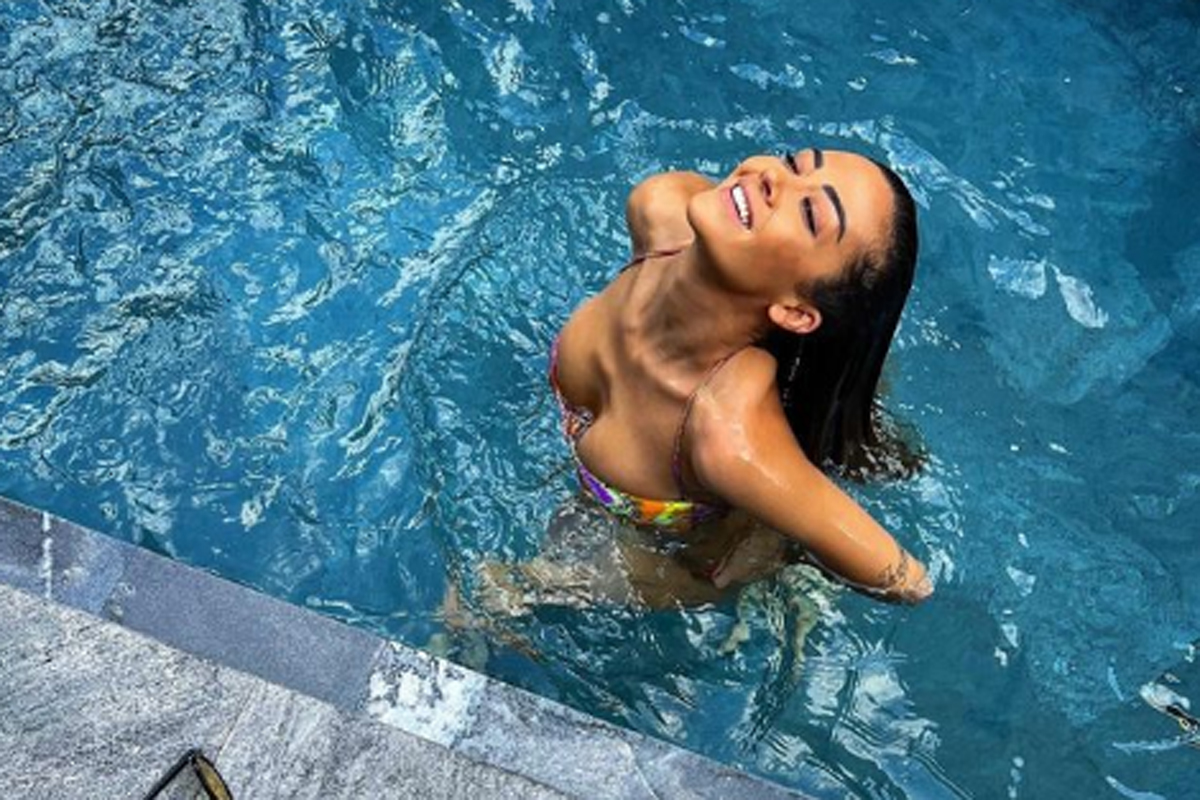 Giorgia Palmas, bikini fluo scalda anche Magnini. E la minigonna flower…