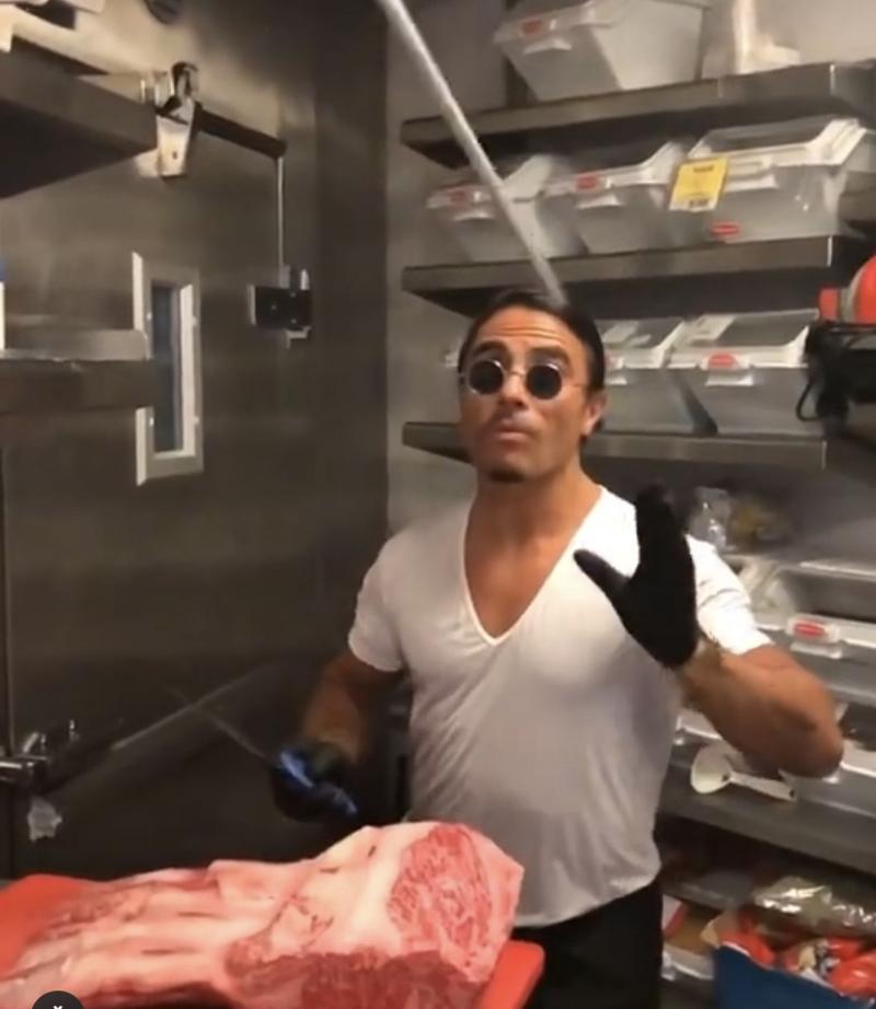 Salt Bae chiude i battenti a New York: la carne ricoperta d’oro non tira più