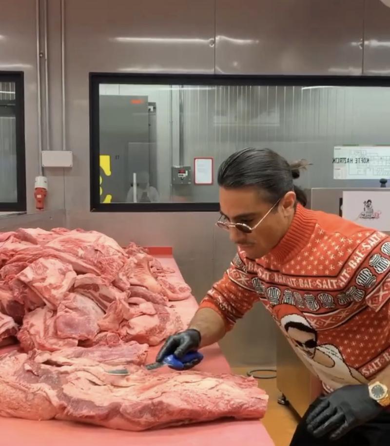 Salt Bae chiude i battenti a New York: la carne ricoperta d’oro non tira più